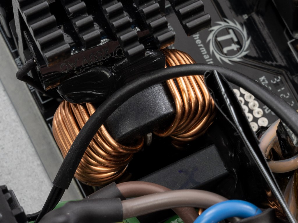 TOUGHPOWER_GF3_1350W_PCIE5_33