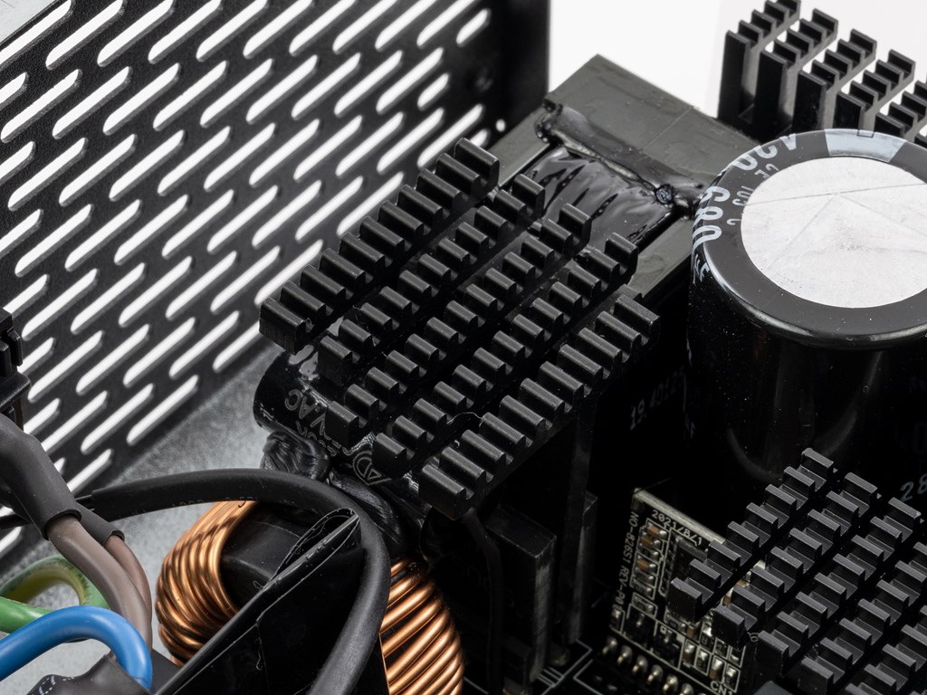 TOUGHPOWER_GF3_1350W_PCIE5_34
