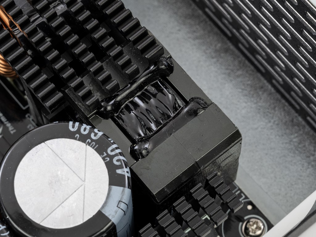 TOUGHPOWER_GF3_1350W_PCIE5_35