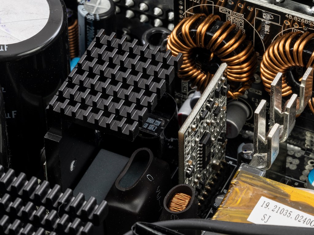 TOUGHPOWER_GF3_1350W_PCIE5_40