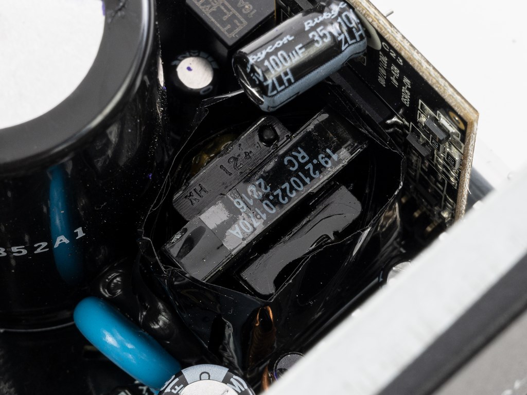 TOUGHPOWER_GF3_1350W_PCIE5_45
