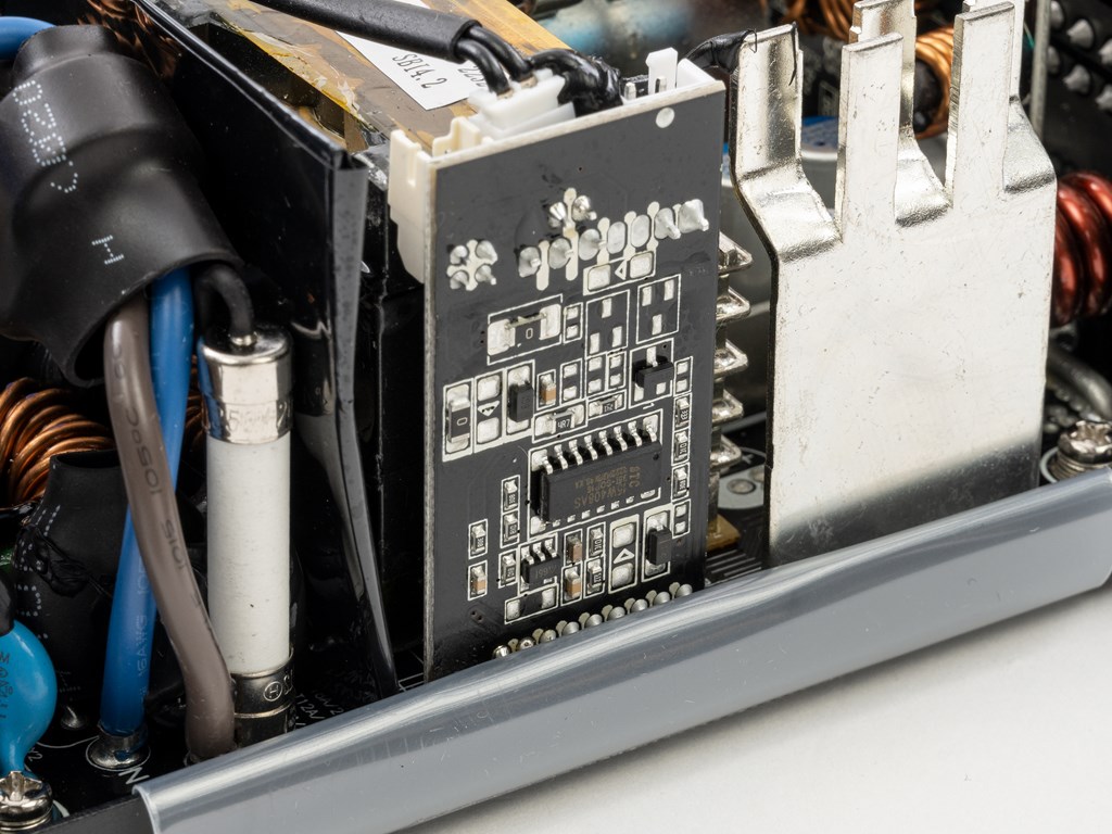 TOUGHPOWER_GF3_1350W_PCIE5_46