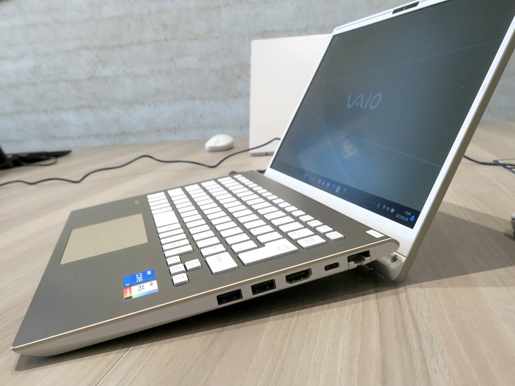VAIO_F14_F16_05