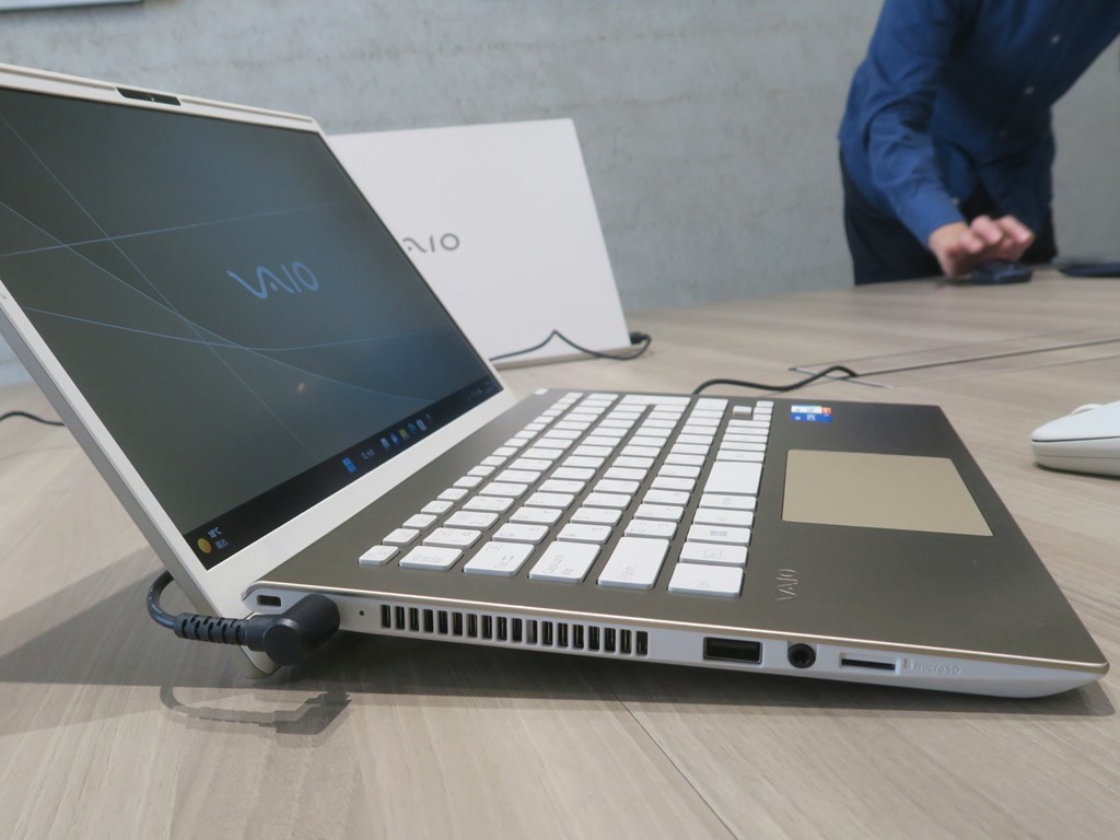 VAIO_F14_F16_06