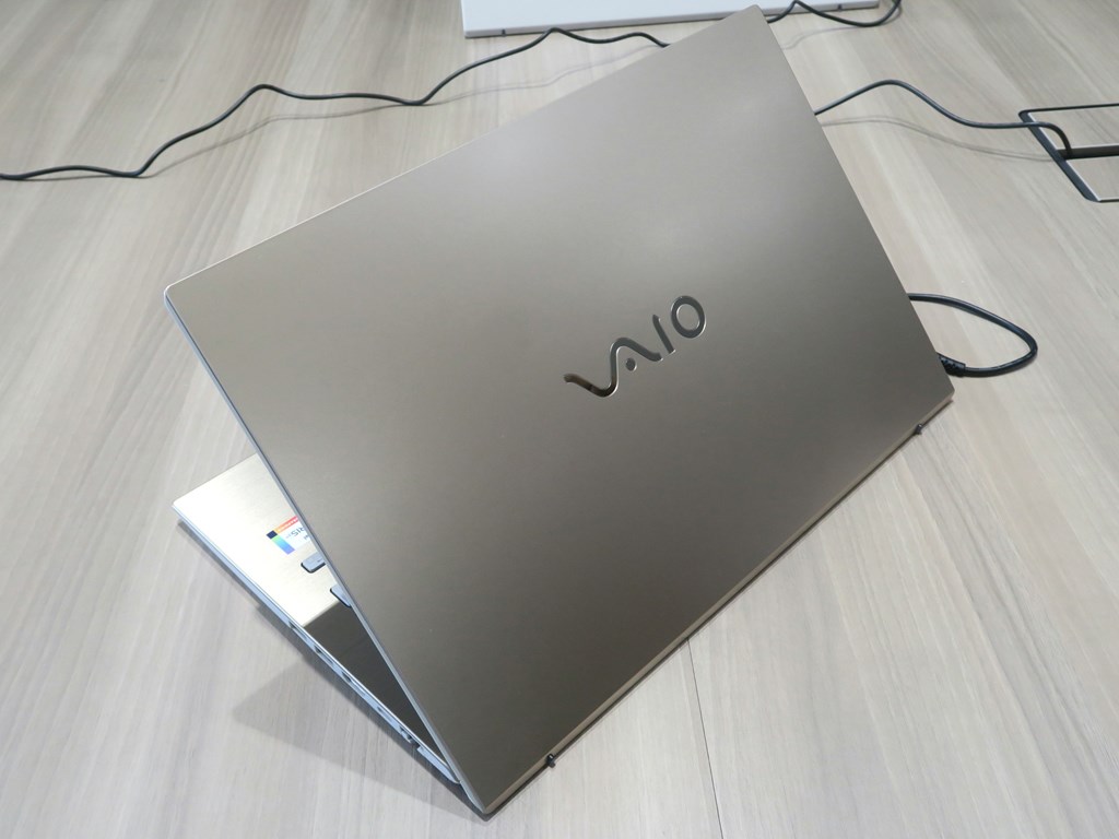 VAIO_F14_F16_08