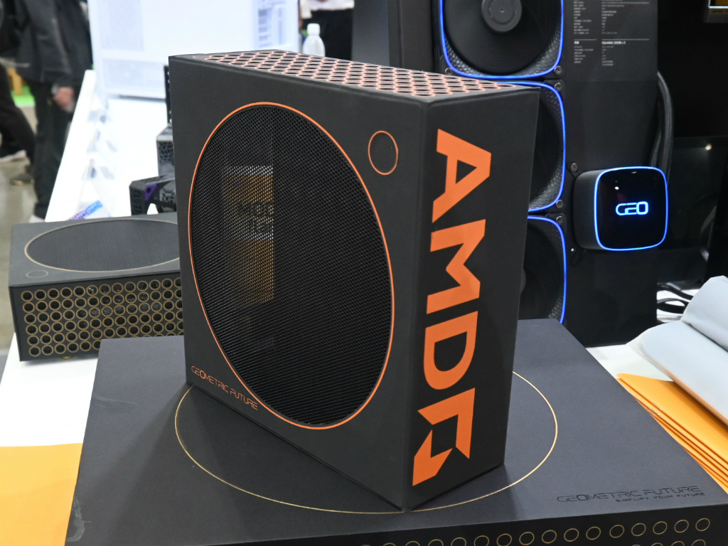 computex_2024_Flamingo_07