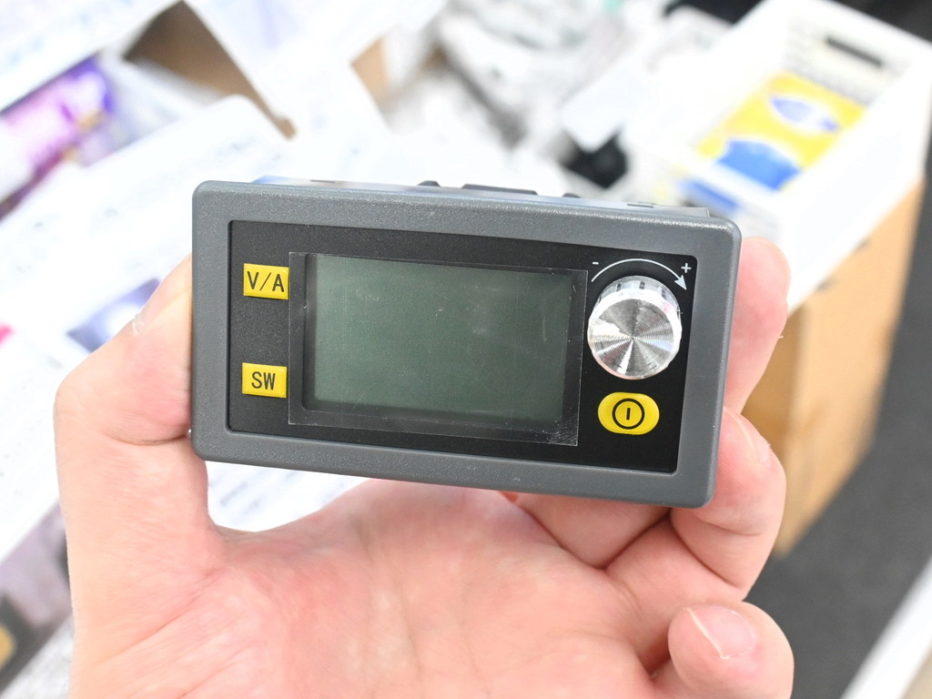 80W対応のコンパクトな直流安定化電源に“端子のみ版”。価格は2,500円