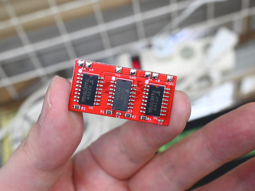 赤白ファミコンの1Pコントローラをスマートに連射改造できる「赤白FC 1Pコン連射回路」