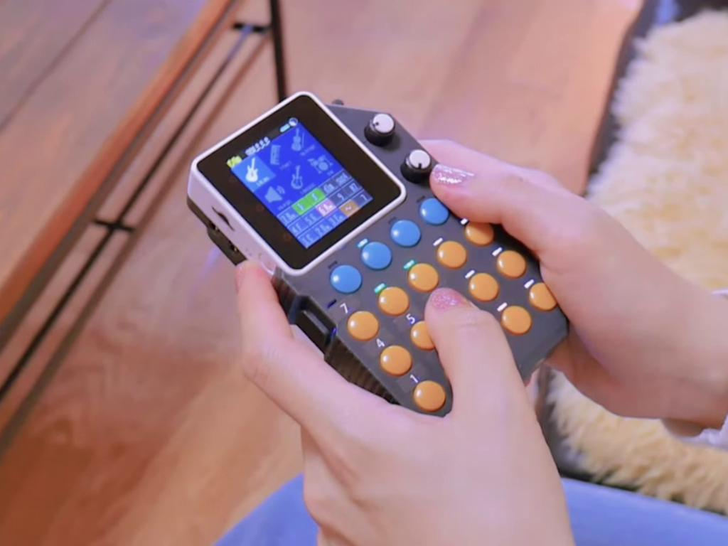 【次に来るモノ】音楽の知識がなくても簡単に弾ける、携帯ゲーム機風の音楽ガジェット