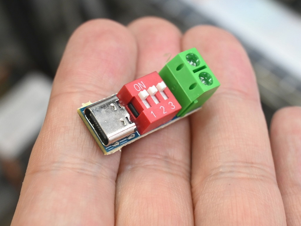出力したい電圧をDIPスイッチで選択できる、USB PDトリガー基板「PDSink」が550円
