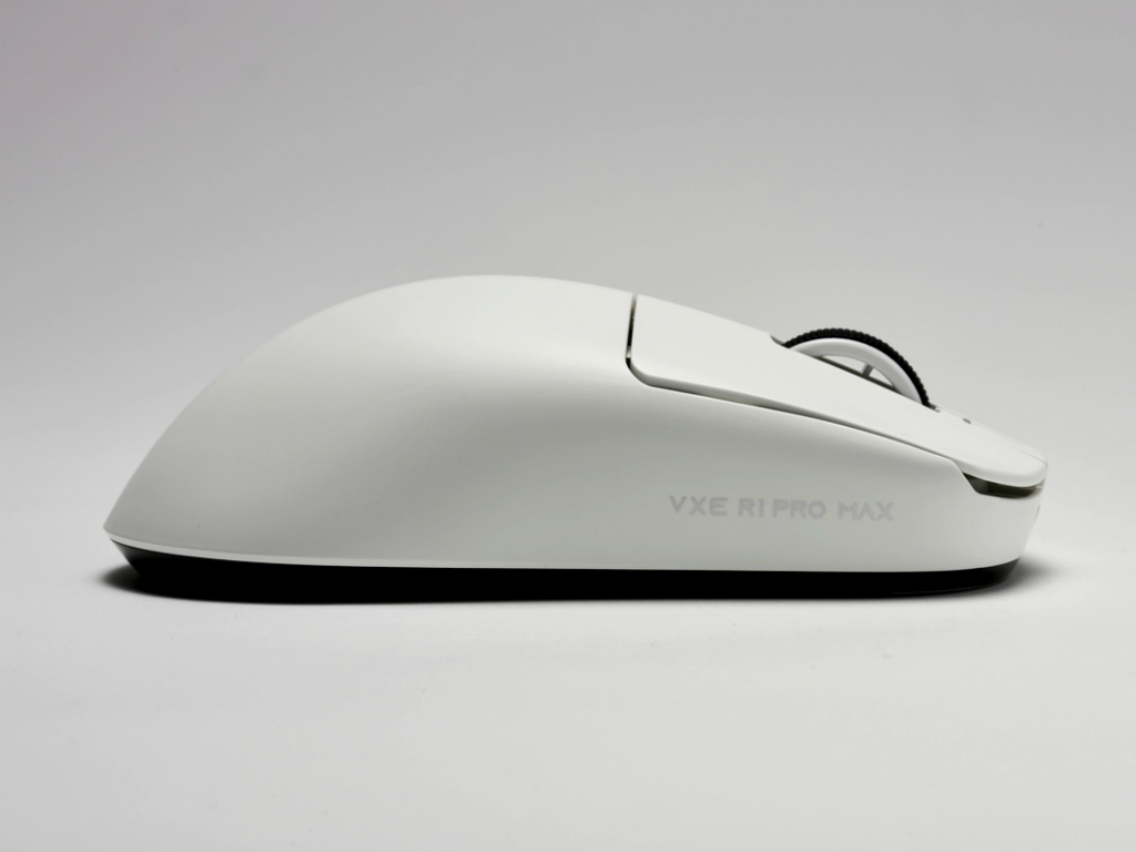 R1_White_03