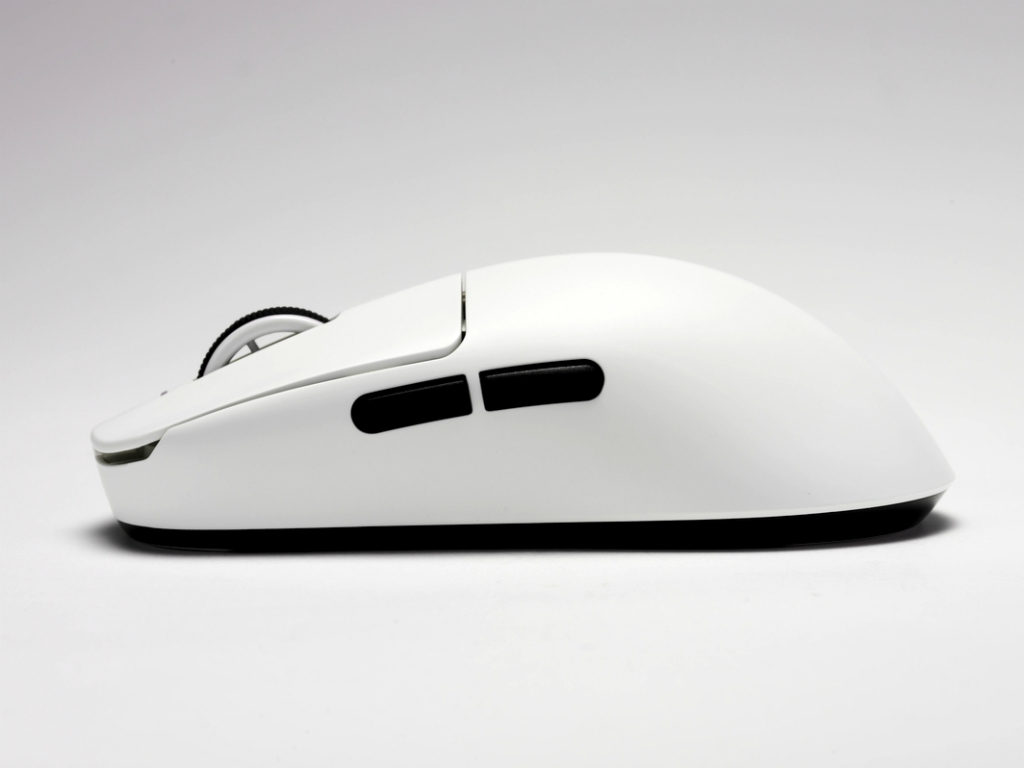 R1_White_04