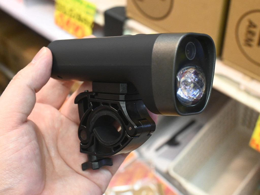 ライトとしても使えるフルHD録画対応の自転車用ドラレコが入荷。価格は6,600円