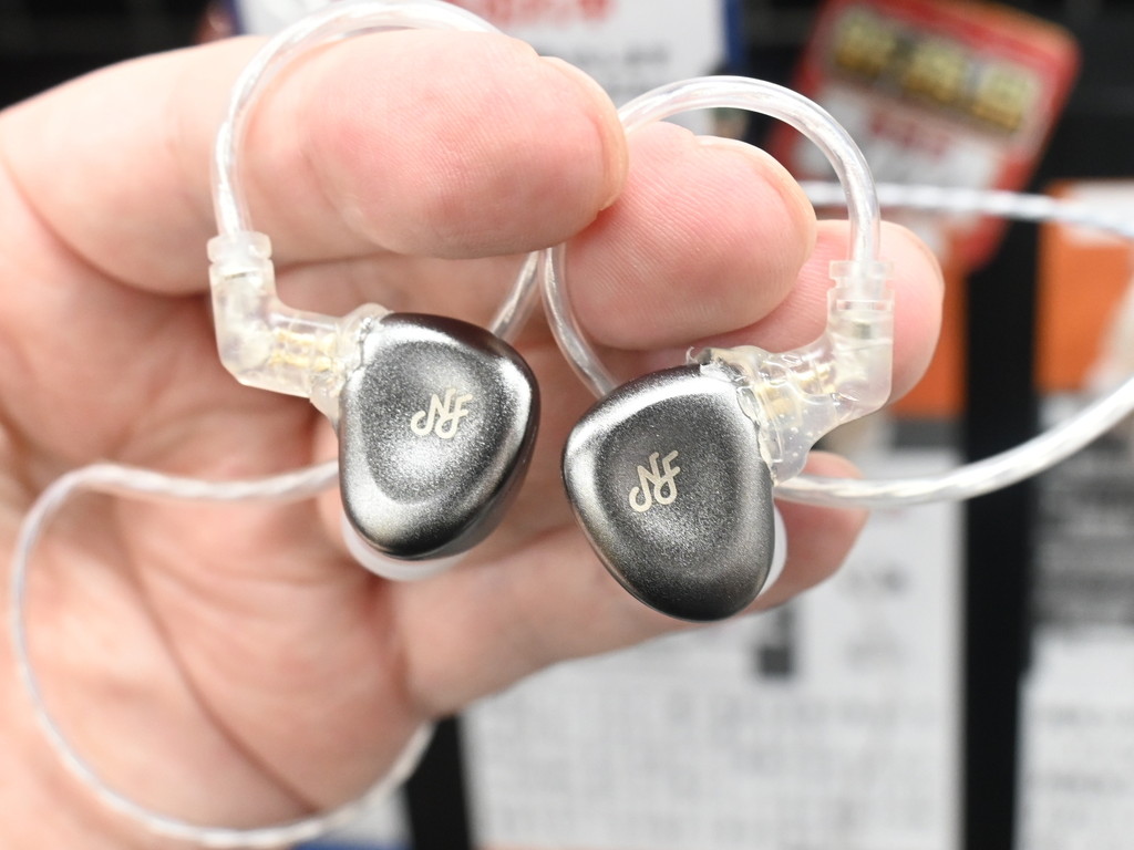 金と銀どちらのノズルが好き？換装で2つの音色が楽しめるイヤホン「RA15」が約1.2万円