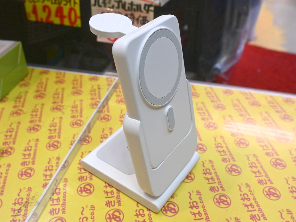 (アキバ取材班) 3種デバイスのワイヤレス充電と有線充電に対応、モバイルバッテリ分離も可能な多機能ドック