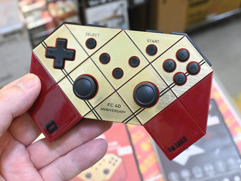 (アキバ取材班) ファミコン風デザインのホールエフェクトスティック搭載コントローラ「CHOC 1983」