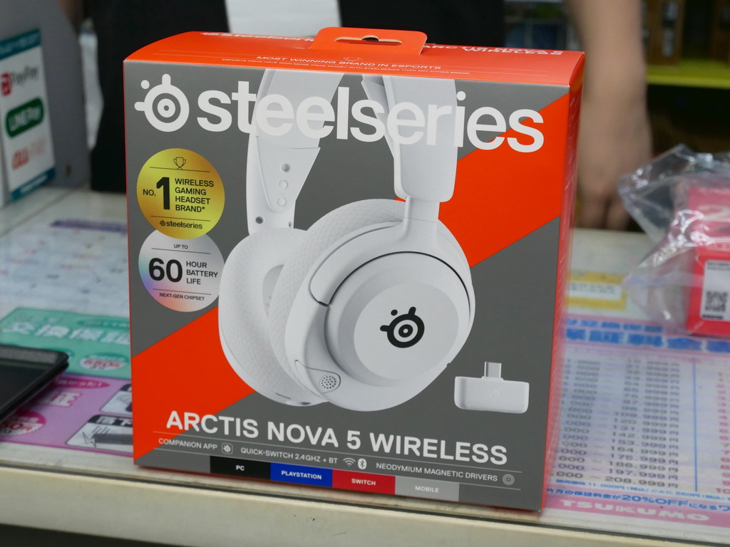 Arctis_Nova5_Wireless_WH_akb_03