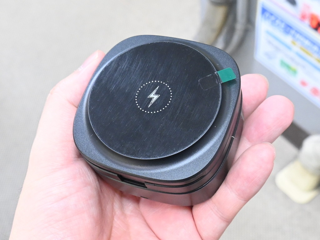 (アキバ取材班) 超コンパクトにまとまる3-in-1の折りたたみ式ワイヤレス充電器