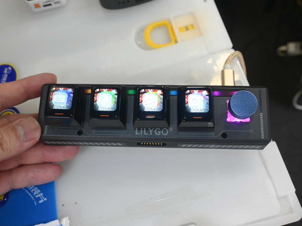 (アキバ取材班) 液晶内蔵キーやロータリーエンコーダ搭載、連結も可能な小型プログラマブルキーボード