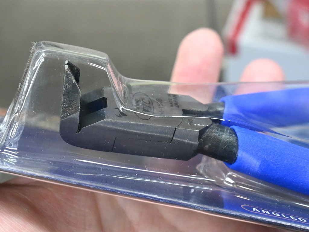 (アキバ取材班) 先端が45°/90°に曲がった「カクッとニッパー」が販売中。切りにくい場所にグイッと入る
