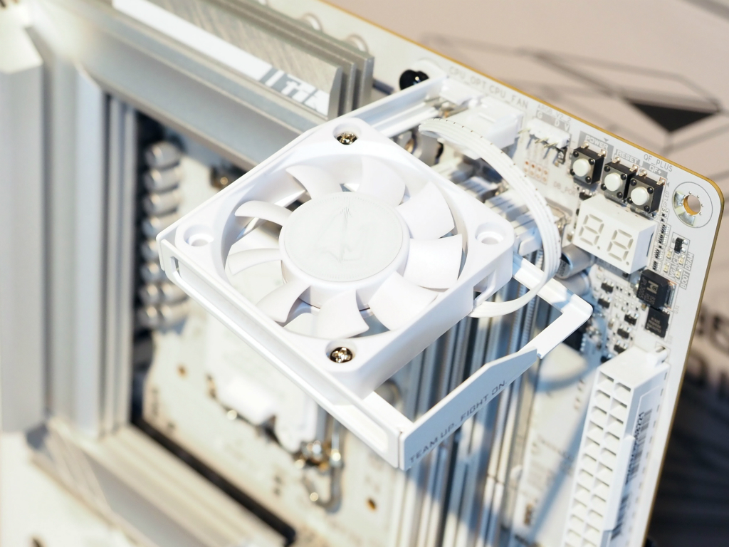 Z890_AORUS_PRO_ICE_03