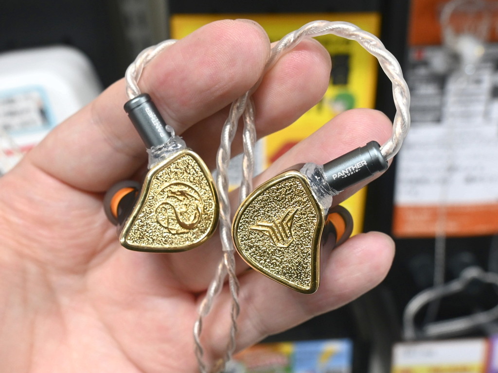 (アキバ取材班) 最大11ドライバー搭載のハイエンドイヤホン「金龍王」＆「銀龍王」が発売