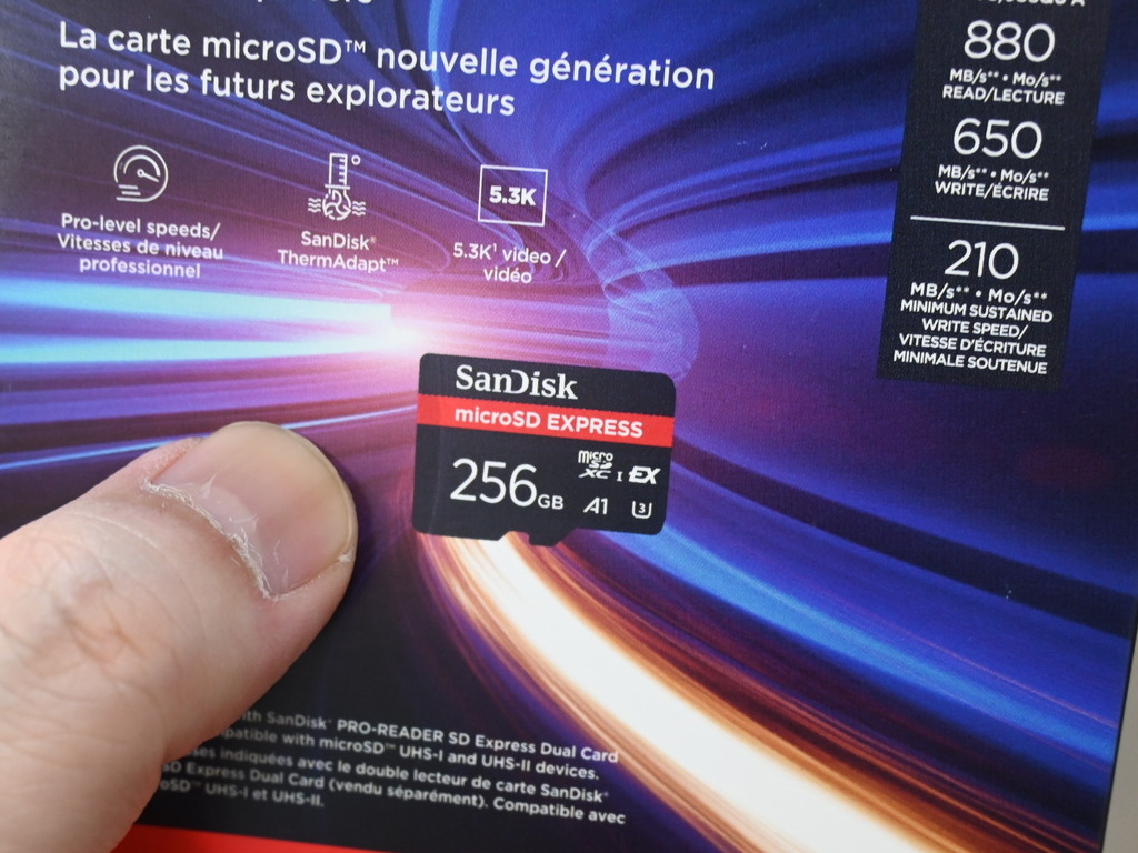 (アキバ取材班) 最大転送880MB/sを誇るSanDiskの次世代microSDカードが入荷。256GBで8,700円から