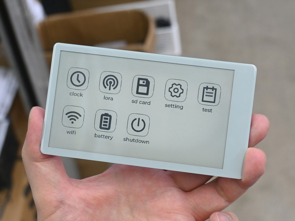 (アキバ取材班) 大判電子ペーパー一体型のESP32搭載マイコンボードが近く入荷。価格は6,900円