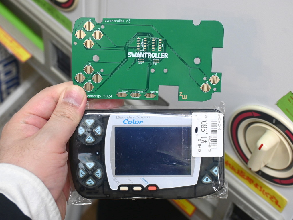 (アキバ取材班) ワンダースワンカラーの”ガワ”をコントローラに流用する「Swantroller 改造キット」が入荷