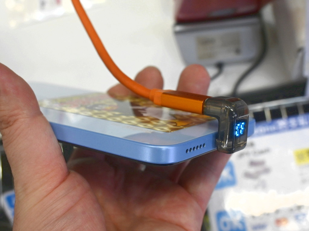 (アキバ取材班) スマホゲームでも邪魔にならない、珍しい「U字型」のUSB PDチェッカーが入荷。価格は1,300円