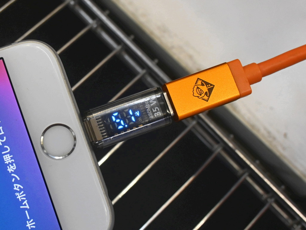(アキバ取材班) 旧型iPhoneの電力がひと目で分かる、チェッカー付きのType-C→Lightning変換