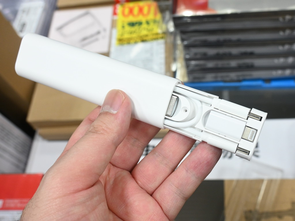 (アキバ取材班) 全スマホで使えるケーブルセット＆カードケースが合体したガジェットツールが700円
