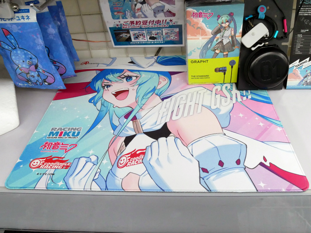 (アキバ入荷情報) 「レーシングミク 2024Ver.」デザインのゲーミングマウスパッド発売開始