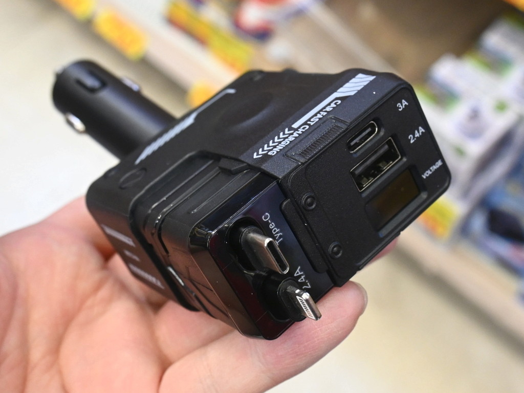 (アキバ取材班) 巻取り式2種ケーブル付き、電圧表示も備える4-in-1のシガー充電ドック