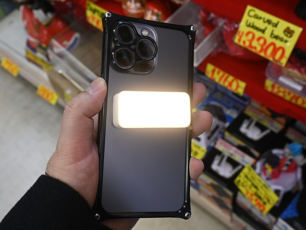 (アキバ取材班) スマホにも貼り付け可能、つまめるサイズのマグネット内蔵ライトが800円