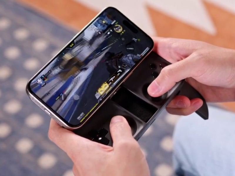 【次に来るモノ】装着したままポケットに収まるMagSafe対応スマホ向けゲームコントローラ
