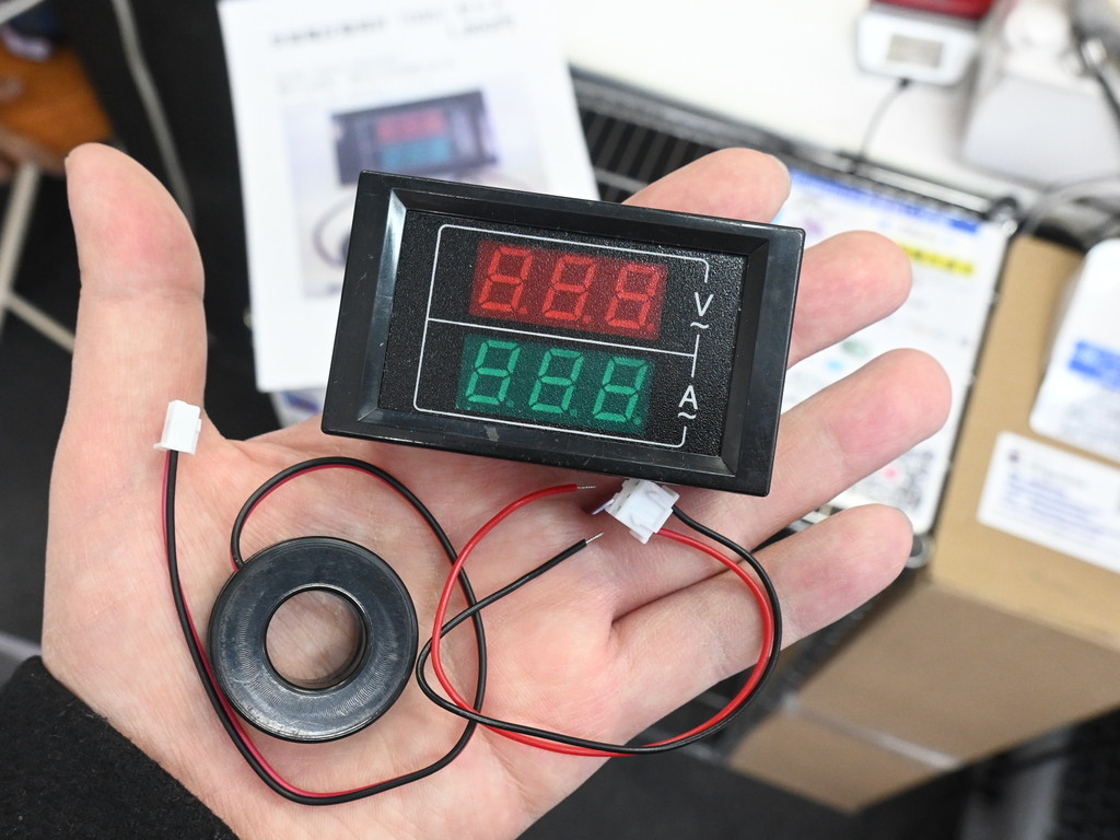 (アキバ取材班) AC電源の電圧・電流が分かる安価な交流電圧電流計が入荷。電流は非接触で計測