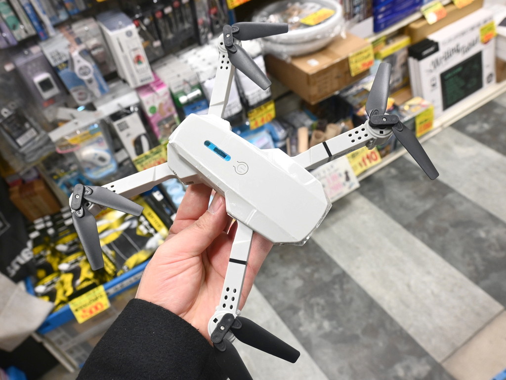 (アキバ取材班) サイズも価格もお手頃な「RCドローン」が1,650円で販売中