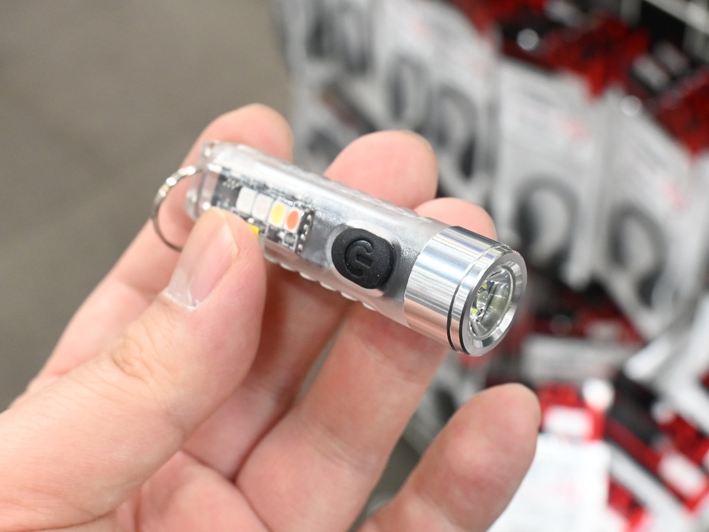 (アキバ取材班) UVライトや赤色・青色LEDなどをミニサイズに一体化した「LEDミニマルチライト」