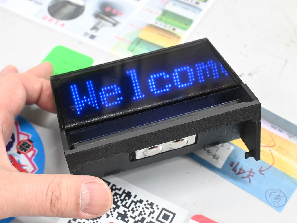 (アキバ取材班) 特殊なミラーで浮かび上がるように文字を表示する“空中ディスプレイ”キットが入荷