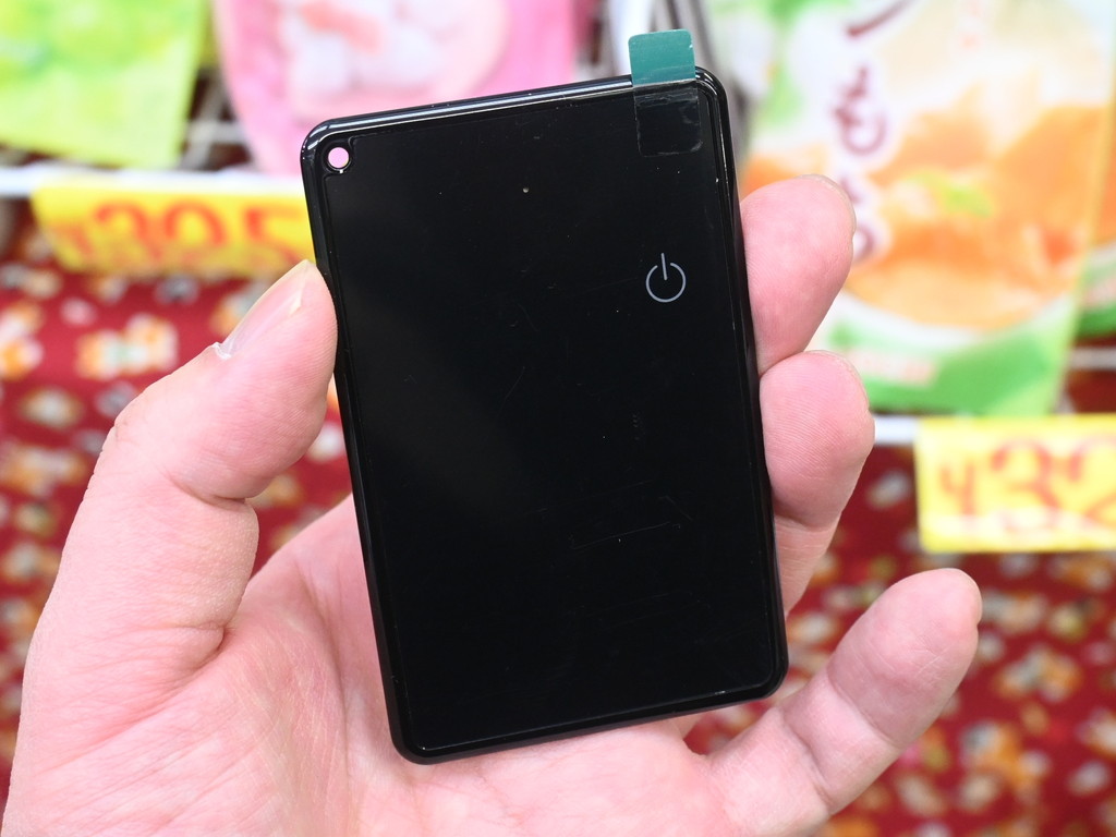 (アキバ取材班) サイフに入るクレカサイズのスマートタグが1,800円。電源はワイヤレス充電