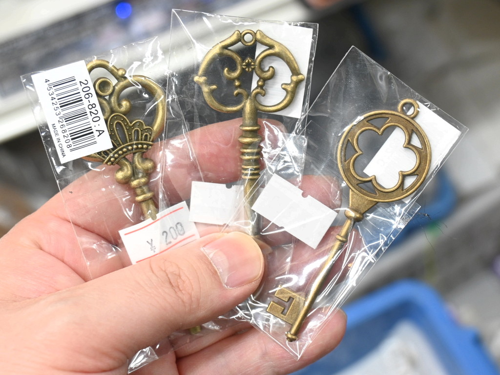(アキバ取材班) なぜか売れる“何も開けられない鍵”が200円で販売中