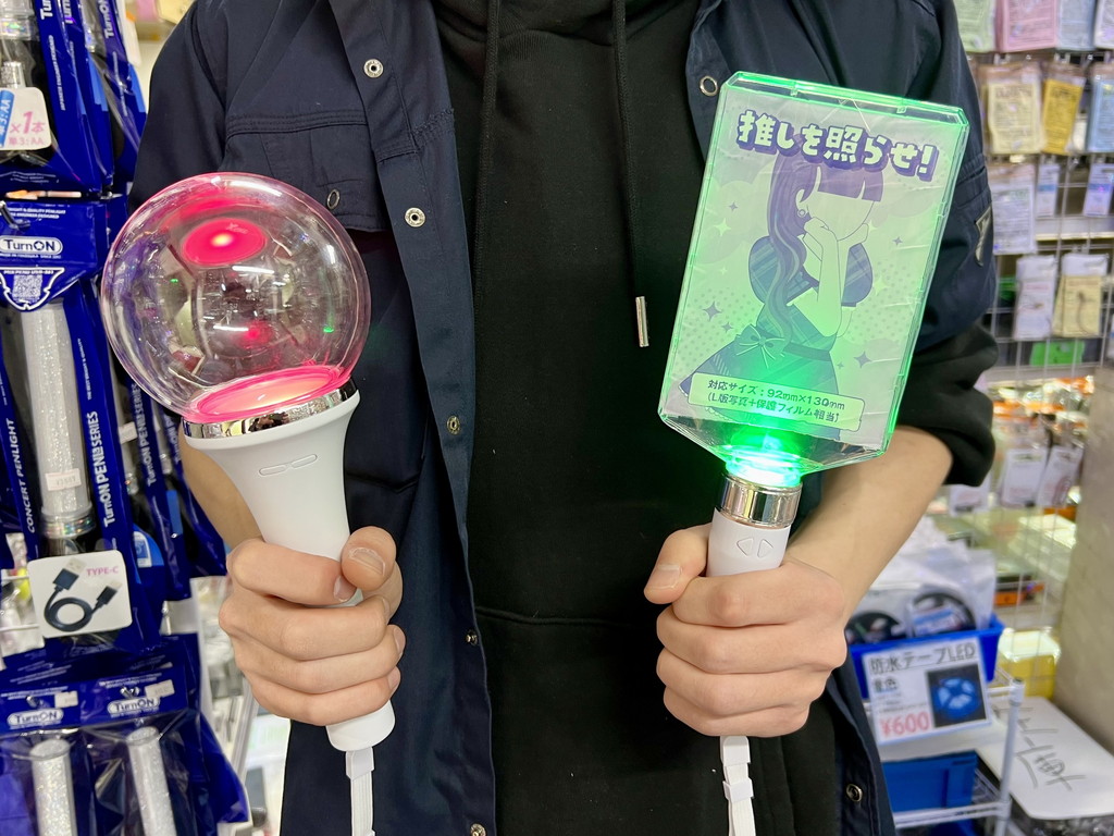 (アキバ取材班) 推しの写真やアクスタ、ぬいが入れられる「推し活ペンライト」が登場。価格は2,900円から