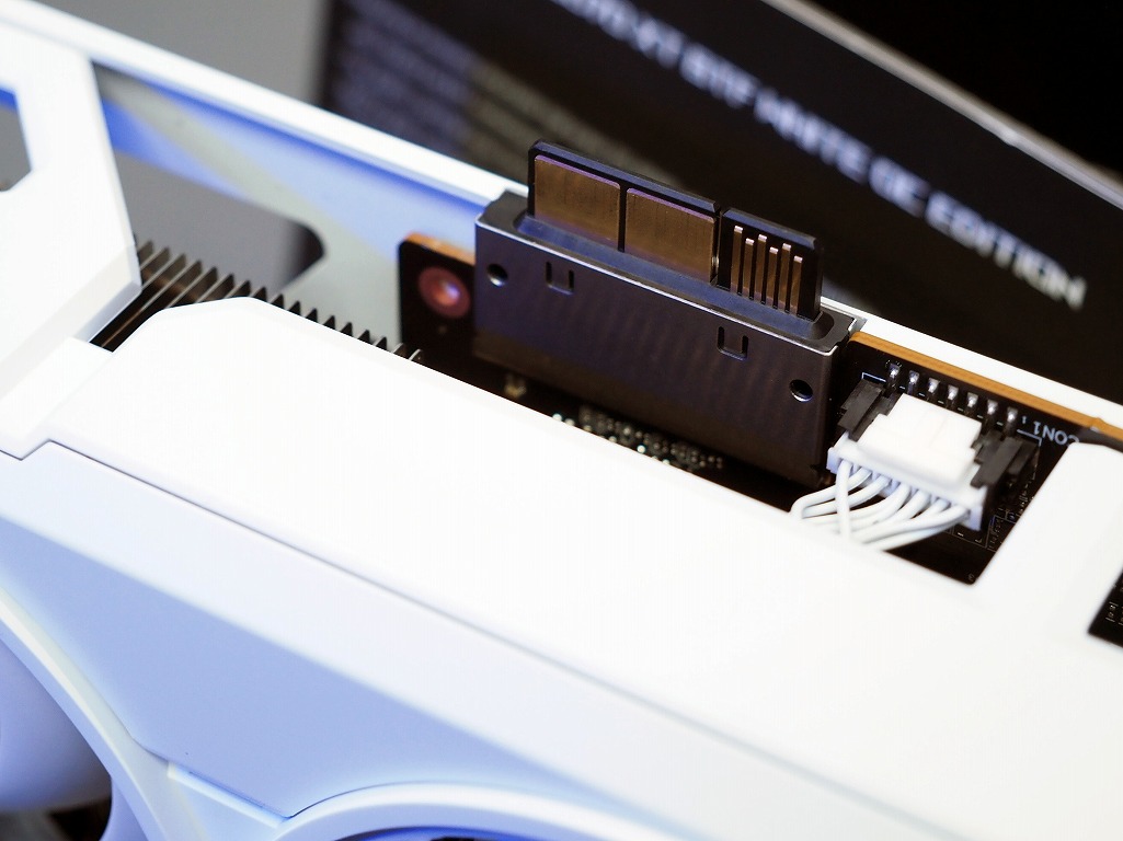 TUF_GAMING_Radeon_RX_9070_XT_BTF_WHITE_OC_Edition_03