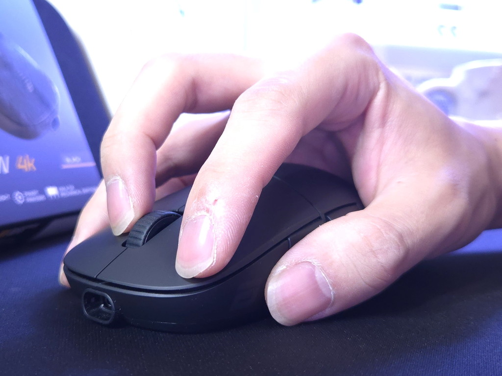 xm2_8k_gaming_mouse_white_44