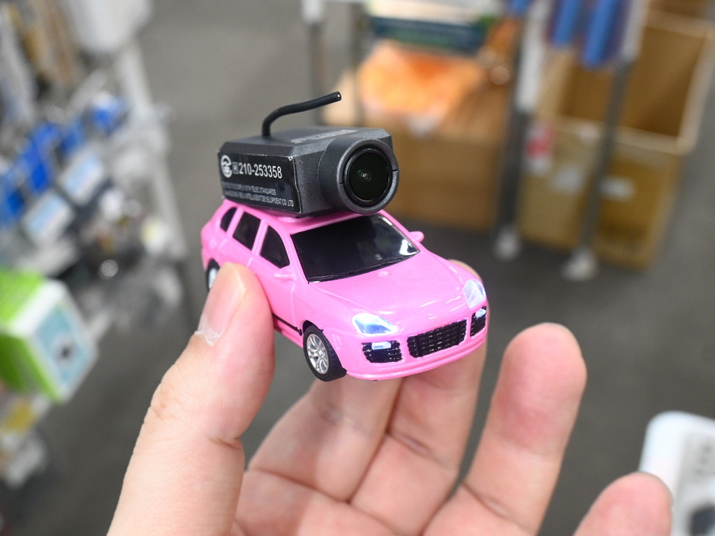 (アキバ取材班) カメラを載せたミニカーラジコン「テック FPV カー」が入荷。スマホから映像確認、価格は10,890円