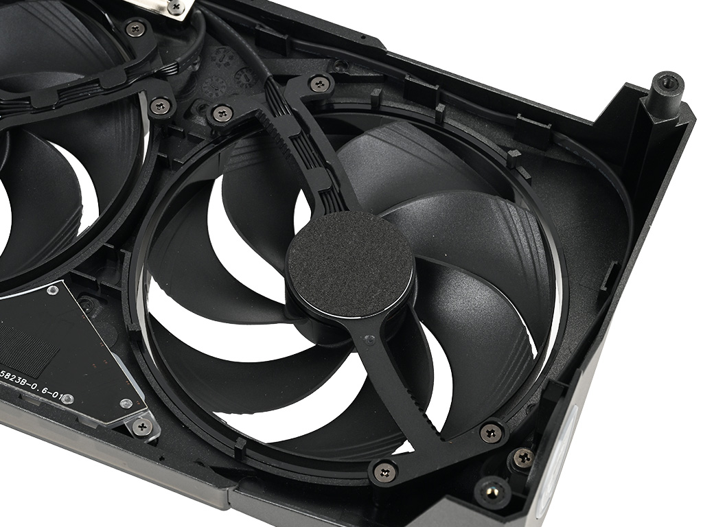 geforce_rtx_5070_12g_gaming_trio_oc_032