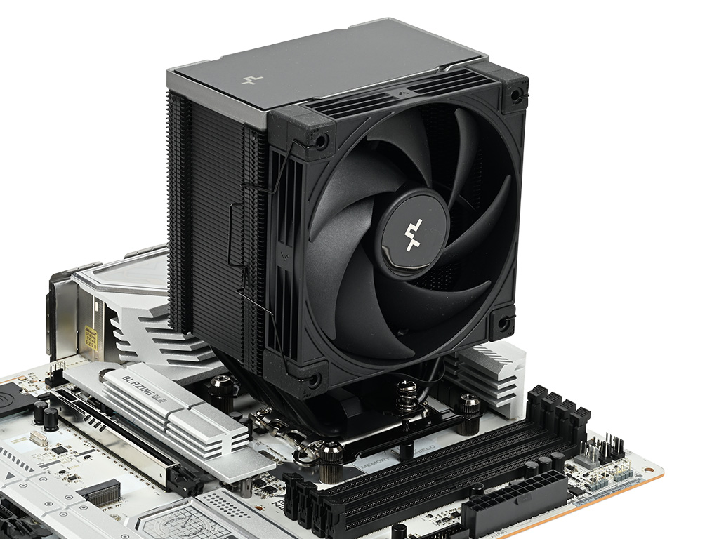扱いやすさはそのまま冷却性能が強化、DeepCoolのシングルタワー上位版「AK700 DIGITAL」の実力