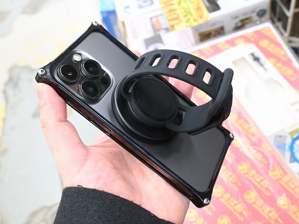(アキバ取材班) MagSafe対応のiPhoneを腕時計にできる？「スマホマグネットバンド」が1,500円で販売中