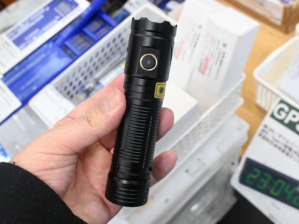 (アキバ取材班) 直視厳禁、出力15Wの「マジ超強力UVライト」が3,590円から。人気につき即完売に